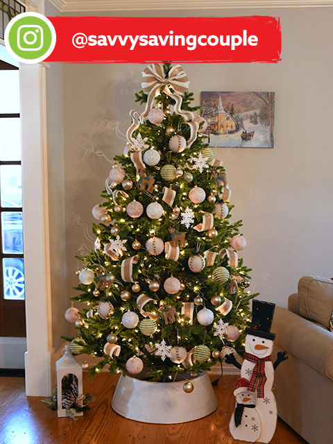 Decorated Christmas Tree from @savvysavingcouple