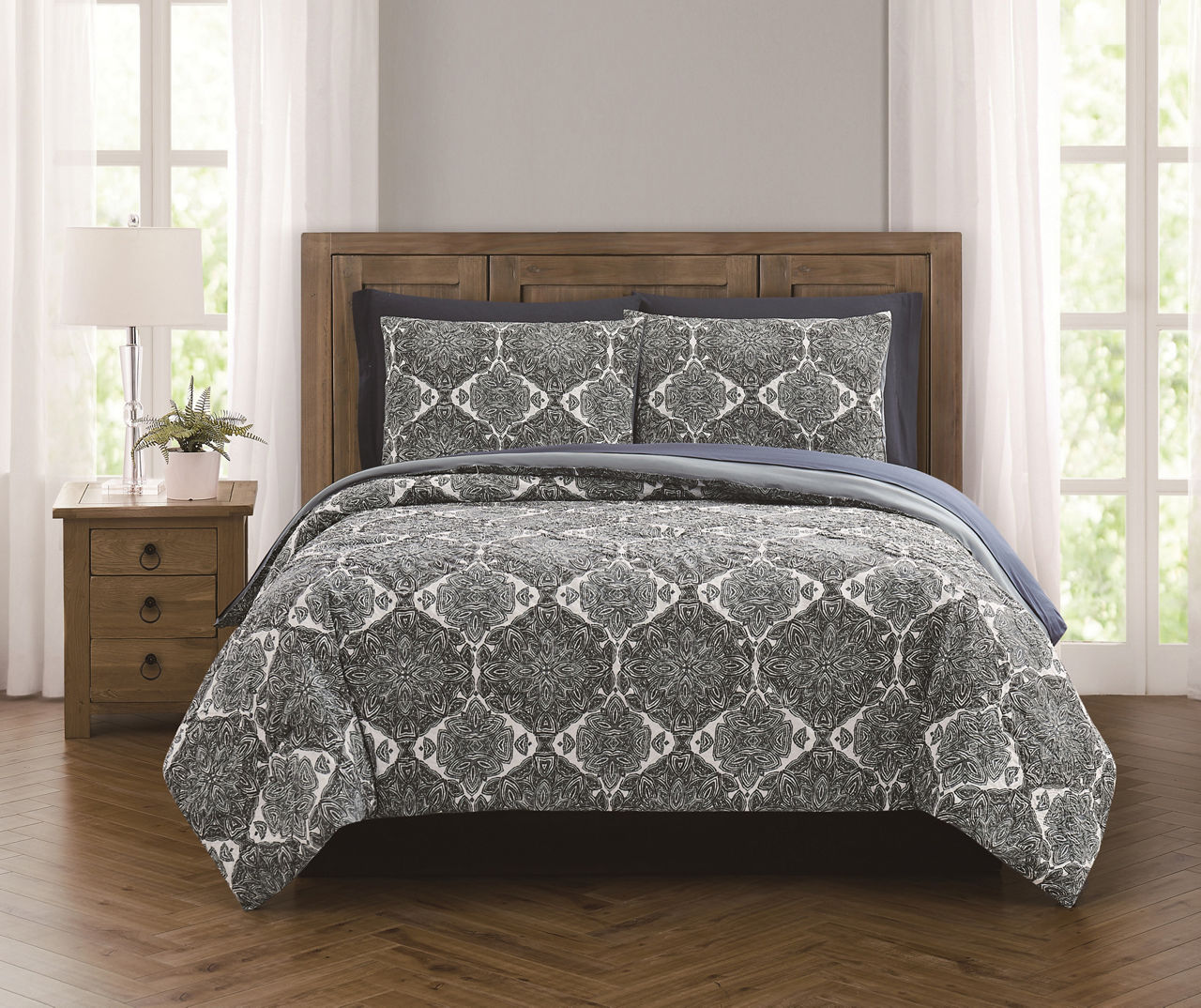 Broyhill Broyhill Blue Haven Navy & White Medallion 7Piece Comforter