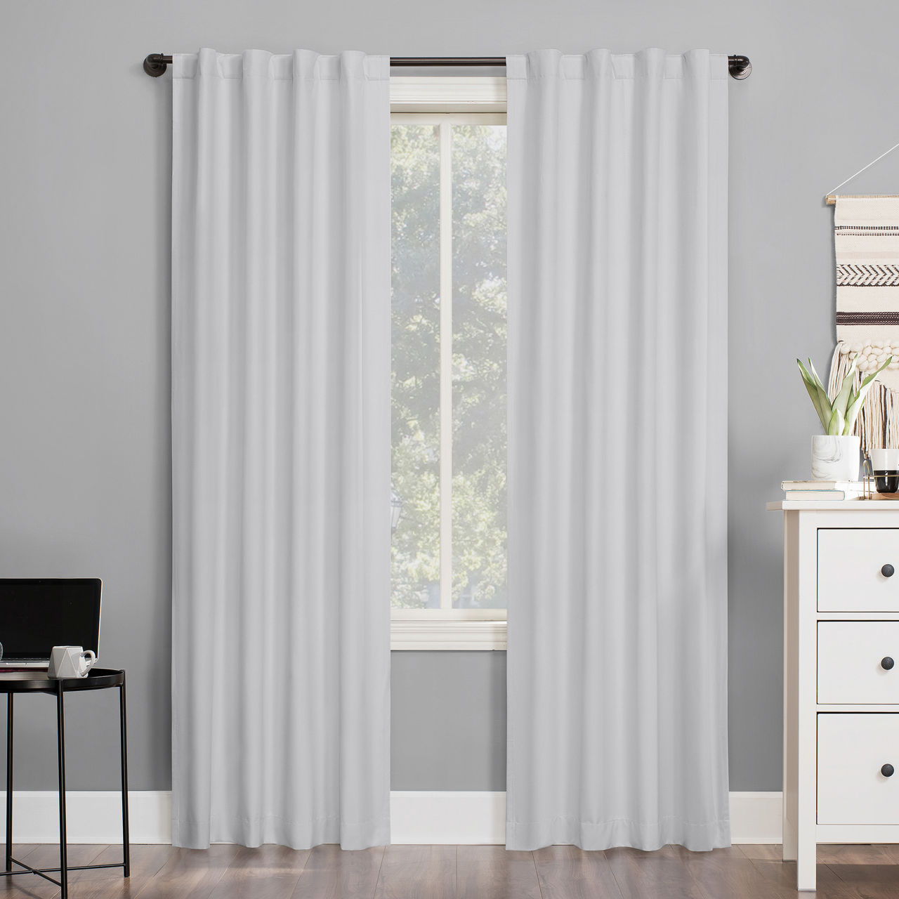 Белые шторы блэкаут в интерьере Sun Zero Hazelle White Blackout Curtain Panel, (63") Big Lots