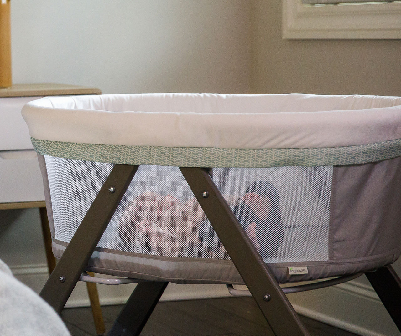 Ingenuity wood foldaway rocking bassinet clearance classic