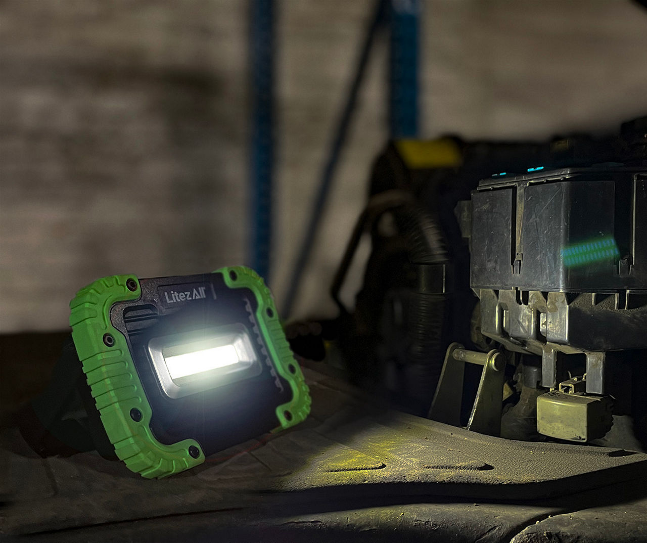 Compact Kickstand Work Light