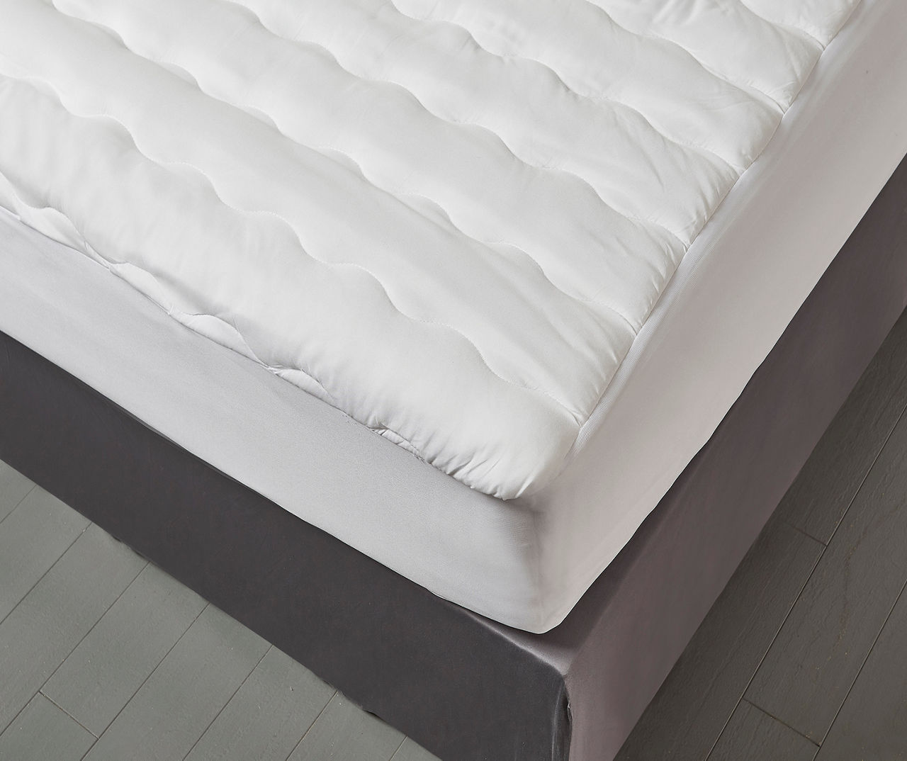 White Microfiber Waterproof Queen Mattress Pad